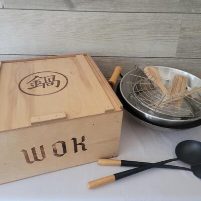 Wok Set Comes In Wooden Box
