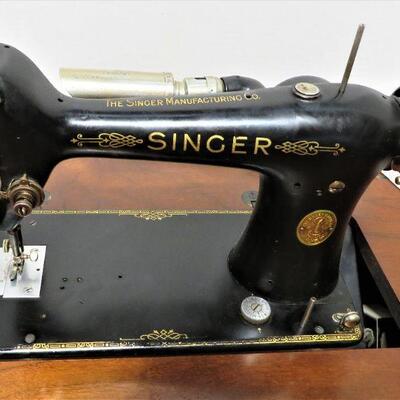 Vintage Singer Sewing Machine in Stand