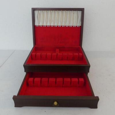 International Silver Co. Dark Wood Retro-Look Storage Box with Tarnish-Resisting Lining and Drawer