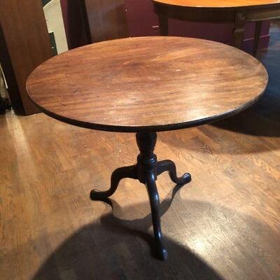 Antique Round Tilt Top Table (33in Diameter and 27.3/4in Tall)