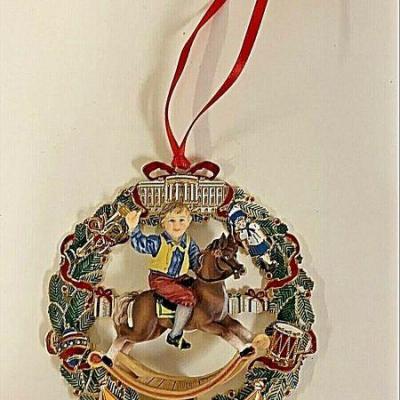 https://www.ebay.com/itm/115149152901	TU1011 WHITE HOUSE HISTORICAL ASSOCIATION CHRISTMAS ORNAMENT 2003 ROCKING HORSE		 BIN 	 $19.99 
