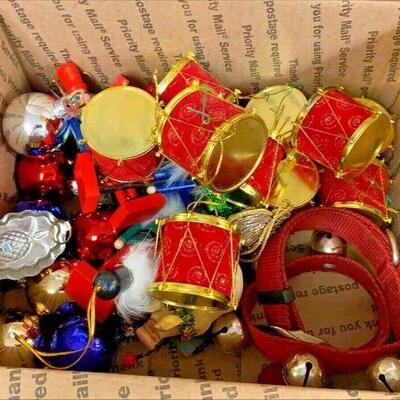 https://www.ebay.com/itm/125060376296	TU1022 BOX LOT OF CHRISTMAS ORNAMENTS WITH BALLS, NUTCRACKERS AND DRUMS		 BIN 	 $19.99 
