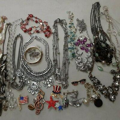 https://www.ebay.com/itm/125062394376	LAN3497 COSTUME JEWELRY LOT OF 27  USED VINTAGE BROOCHES, BRACELETS, NECKLACES		Auction
