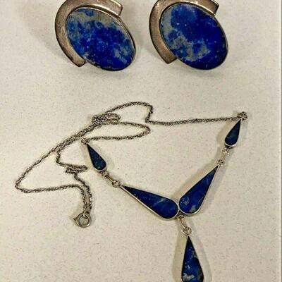 https://www.ebay.com/itm/115149187443	NC587 VINTAGE BLUE STONE EARRINGS AND NECKLACE SET IN STERLING SILVER		 BIN 	 $99.99 
