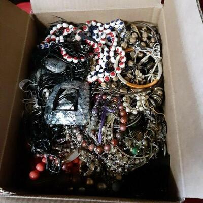 https://www.ebay.com/itm/125062387580	RX3009  GRANNY'S  11LBS JUNK JEWELRY BOX 		Auction

