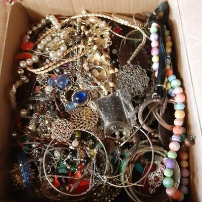 https://www.ebay.com/itm/115151011782	RX3008  GRANNY'S  11LBS JUNK JEWELRY BOX 		Auction
