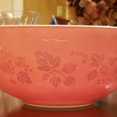 Pyrex Pink Gooseberry Cinderella Nesting Mixing Bowl (Has a few scratches)