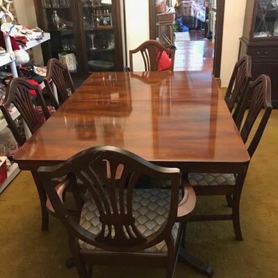 Broyhill Duncan Phyfe style dining table and set of 6 chairs. $375