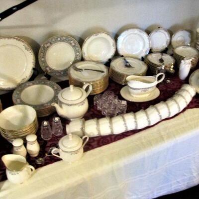 Exquisite fine porcelain LENOX china 114pc. set. American Home Collection. "Spring Vista"