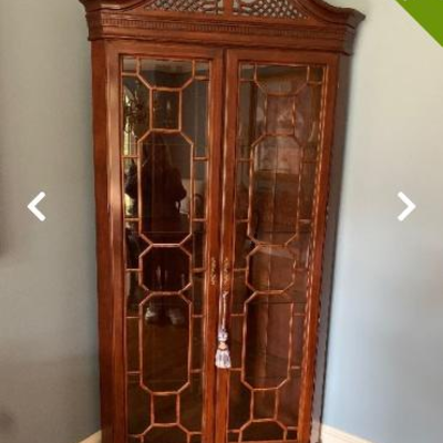 Pretty Corner Lighted Cabinet with glass shelves
