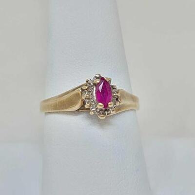 #850 â€¢ 10k Gold Ring, 2.3g approx size 9. 