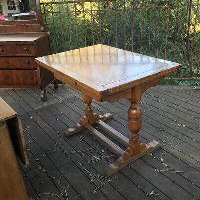 Dining table with hidden leaves