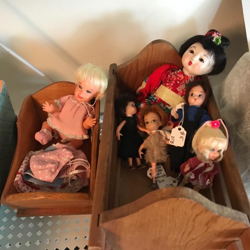 Assorted small dolls, 