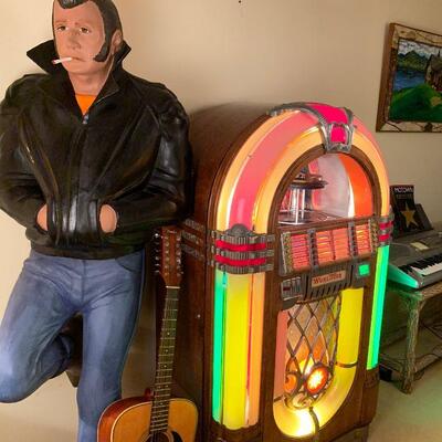 Has Elvis returned to the building? 1946 Wurlitzer jukebox - Loaded with popular 78s - in non-working order - could use re-wiring
