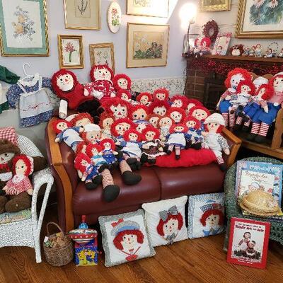 WELCOME EVERYONE!!! We BEGIN WITH A BIG HELLO!!THIS IS ANNIE'S ESTATE & WE THINK SHE LOVED HER RAGGEDY'S THE MOST OF ALL HER COLLECTIONS!