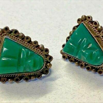 https://www.ebay.com/itm/115120675285	NC580 GREEN CARVED STONE EARRINGS IN MEXICO STERLING SILVER SCREW BACKS		 BIN 	 $19.99 
