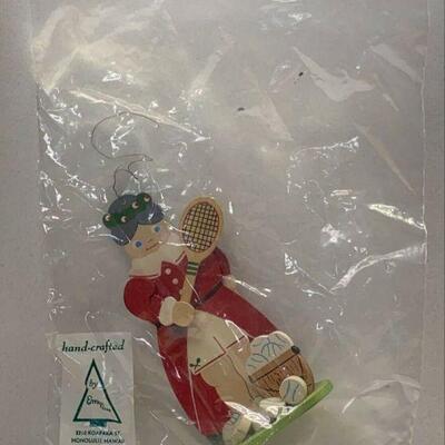 https://www.ebay.com/itm/115097886879	NC524 VINTAGE EMGEE CORP HAWAII CHRISTMAS ORNAMENT MRS CLAUS TENNIS NEW UNOPENED		BIN	 $44.99 
