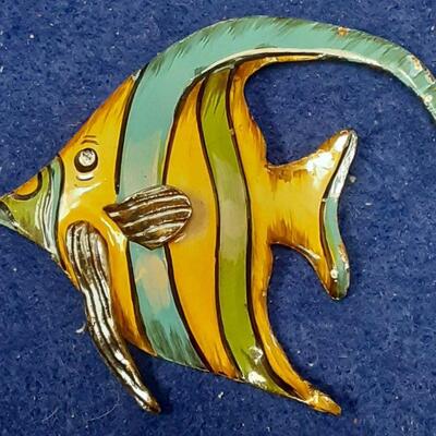 https://www.ebay.com/itm/125027792901	LAN3378 VINTAGE STERLING SILVER ENAMELED ANGEL FISH PIN BROOCH		 BIN 	 $29.99 
