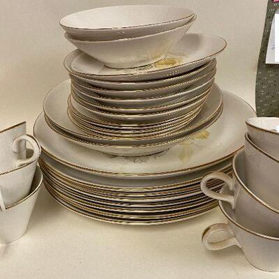 https://www.ebay.com/itm/115126635738	GE6010 Triumph Homer Laughlin Plume China 30 Pieces (Plates, Bowls, Cups) Local Pickup		Auction
