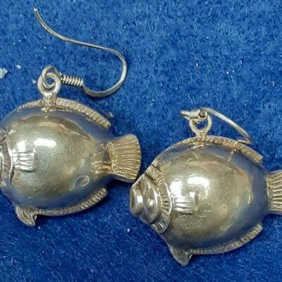 https://www.ebay.com/itm/125036837340	LAN3437 VINTAGE STERLING SILVER BLOW FISH EARRINGS ( 5.2 GRAMS)		BIN	 $19.99 
