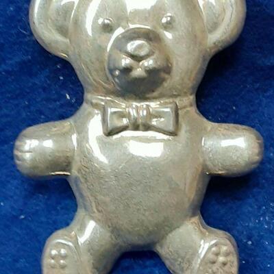 https://www.ebay.com/itm/125027792899	LAN3379 VINTAGE STERLING SILVER TEDDY BEAR PIN BROOCH		 BIN 	 $19.99 
