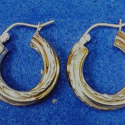 https://www.ebay.com/itm/125036837354	LAN3463 VINTAGE TWO TONE GOLD & SILVER STERLING SILVER EARRINGS		BIN	 $19.99 
