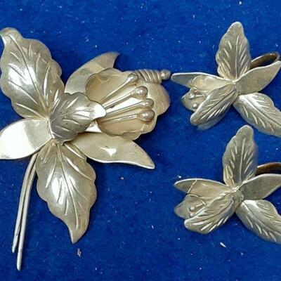 https://www.ebay.com/itm/125027792896	LAN3369 VINTAGE  STERLING SILVER FLOWER PIN & SCREW ON EARRINGS, MEXICO		 BIN 	 $29.99 
