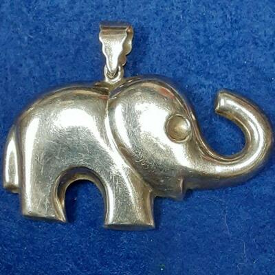 https://www.ebay.com/itm/115128372239	LAN3444 VINTAGE STERLING SILVER ELEPHANT CHAIN FAB ( 10.7 GRAMS)		BIN	 $19.99 
