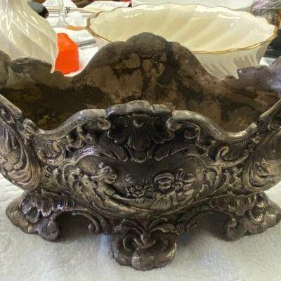 https://www.ebay.com/itm/125035225981	SC7003 Large Silver Plate Center Piece Bowl with 2 Angles Local Pickup		Auction
