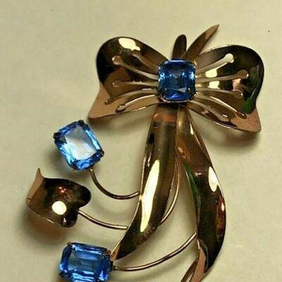https://www.ebay.com/itm/124977512767	NC170 VINTAGE STERLING BOW AND BLUE GEMSTONE PIN BY JORDAN		 BIN 	 $19.99 
