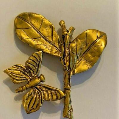 https://www.ebay.com/itm/124977506931	MGS529 2001 GDA LARGE GOLD BRANCH AND BUTTERFLY NEW ORLEANS MARDI GRAS 		 BIN 	 $19.99 
