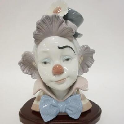 1146	LLADRO CLOWN BUST, COMES W/WOODEN BASE, 9 IN HIGH
