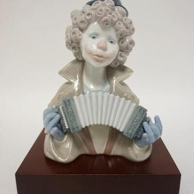 1144	LLADRO CLOWN HEAD W/ACCORDIAN, COMES W/WOODEN BASE, 7 1/4 IN HIGH
