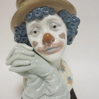 1147	LLADRO CLOWN BUST, HANDS CLASPED, COMES W/WOODEN BASE, 11 3/4 IN
