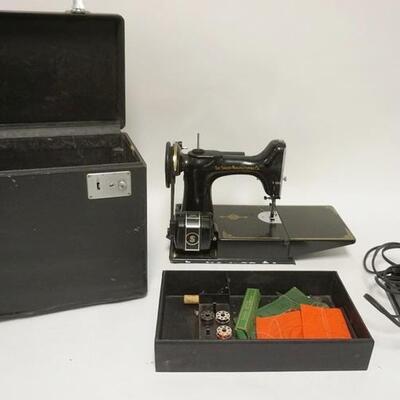 1253	SINGER FEATHERWIEGHT SEWING MACHINE W/ CASE SERIAL NUMBER AG 528767
