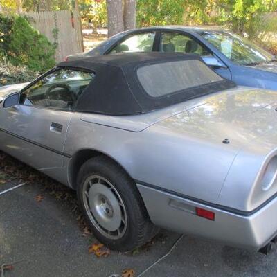 1986 CORVETTE CONVERTIBLE 150,000 MILES SILVER ~ NEEDS BACK OF TRANSMISSION OVERDRIVE BODY IN GREAT CONDITION 