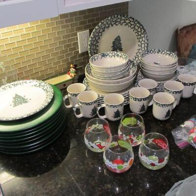 Vintage Folk Craft dinnerware w/ solid wood chargers. Just in time for Christmas dinner.