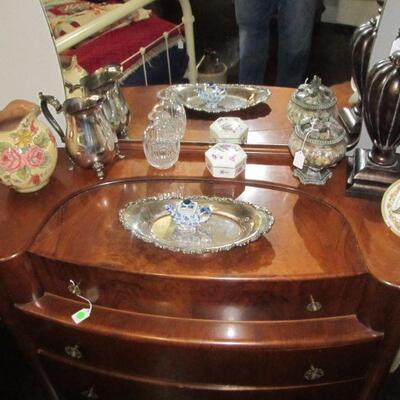 Antique Victorian cast-iron metal full-size bed w/ antique quilt & quilt tops. 2 antique Art deco dressers.