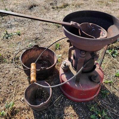 #3000 • Kerosene Lantern with Cast Iron Pots