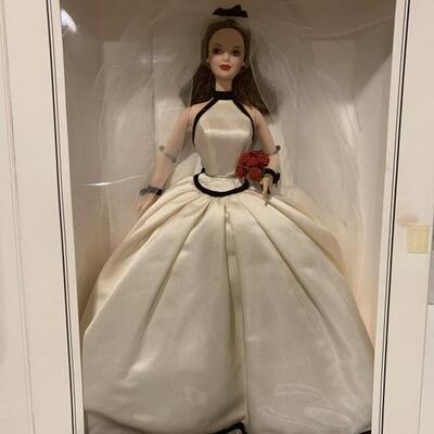 NIB Vera Wang Barbie 1997 Limited Edition
1st in Bridal Collection Series