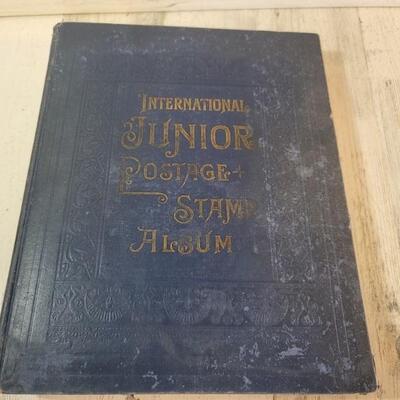1930 International Stamp book with 900+ Stamps