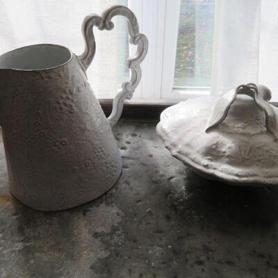 Regence w/lace trim French ceramic pieces