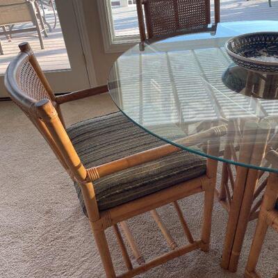 
RATTAN AND GLASS DINING 
SET