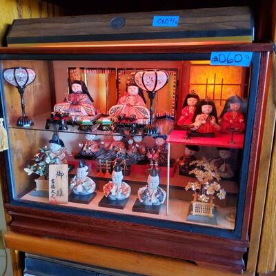 AAE060 - Rare Hina Matsuri Girl's Festival of Dolls Set w/Glass Case w/Light
