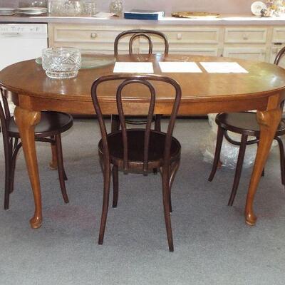 WUEEN ANNE TABLE WITH 6 BEECH BENTWOOD PARISIAN CABARET CHAIRS