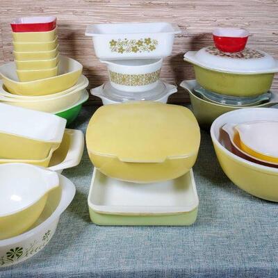 Vintage Pyrex refrigerator dishes, bowls and more