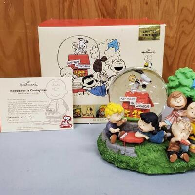 #1005 • Hallmark Limited Edition Peanuts Happiness Is Contagiouse Musical Water Globe. Brand New In Box! Plays Music!. 