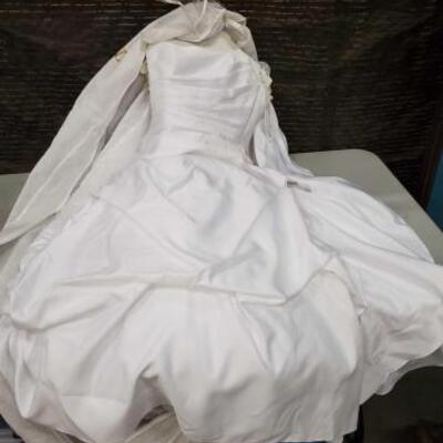 #1048 • Davids Bridal Wedding Dress size 10. 