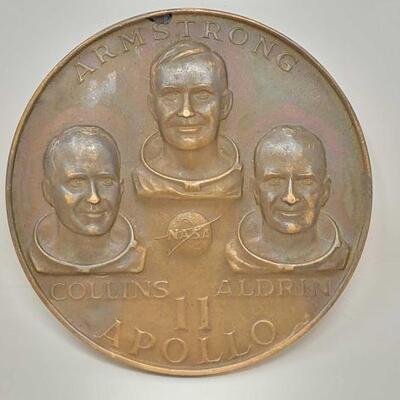 2748 â€¢ Man's First Lunar Landing July 20-21 1969 Commemorative Medal Bronze 123.6g: Bronze Commemorative Medal Weighs Approx 123.6g.