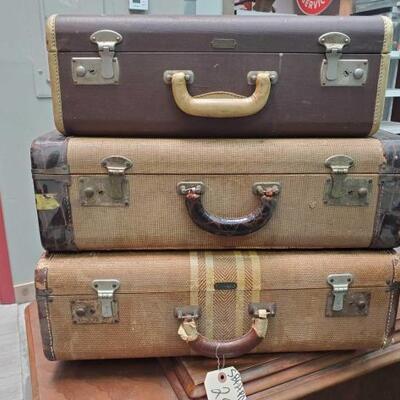 2900 • (3) Vintage Briefcases Small Measures Approx: 18.5